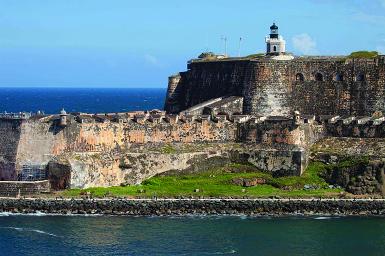 Puerto Rico cierra fuertes por falta de fondos federales