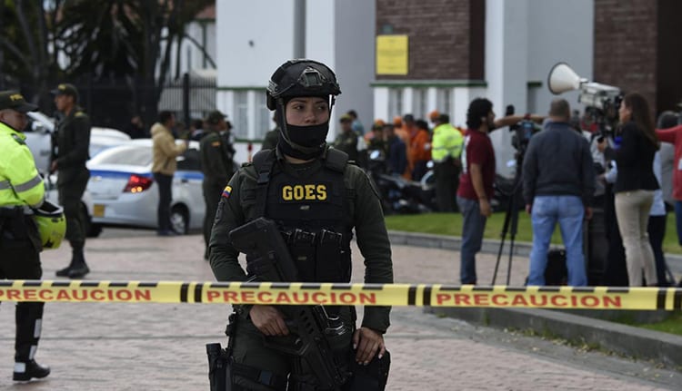 ELN se atribuye atentado con coche bomba en escuela de Bogotá