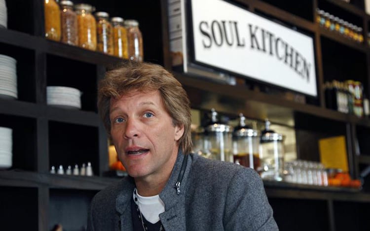Bon Jovi invita a empleados de gobierno a comer gratis en su restaurante