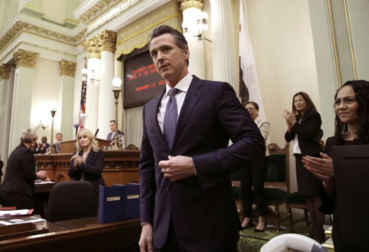 Gobernador de CA declara moratoria a ejecuciones