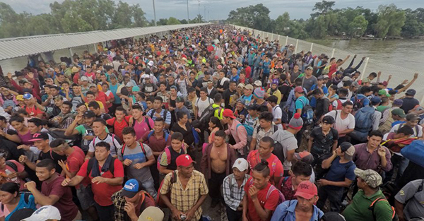 Autoridades intentan cerrar paso a caravana migrante