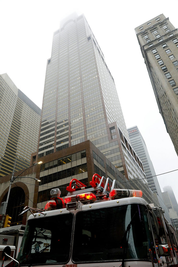 Helicóptero se desploma en rascacielos de Manhattan