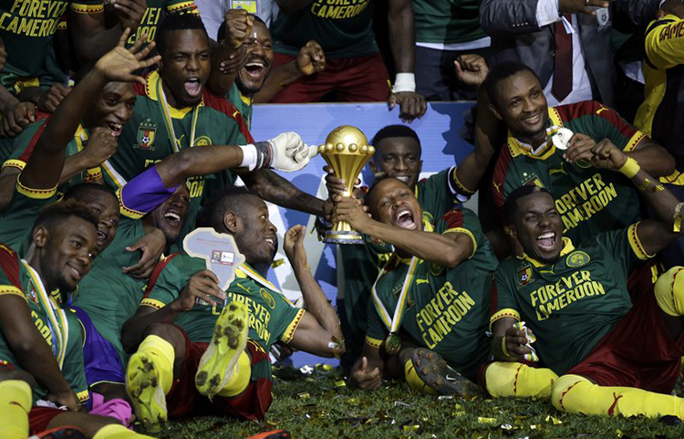 Camerún despide a Seedorf tras eliminación en Copa Africana