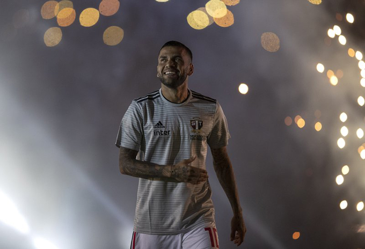 Alves llega a Sao Paulo con la mira en el Mundial 2022