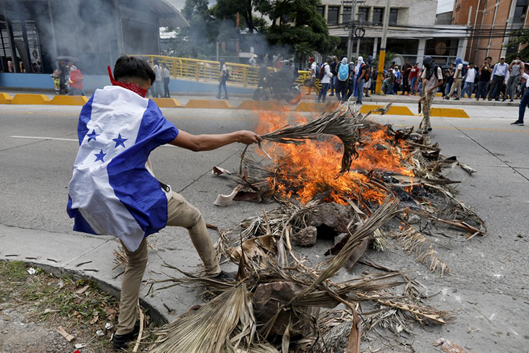 Miles de hondureños piden renuncia del presidente Hernández