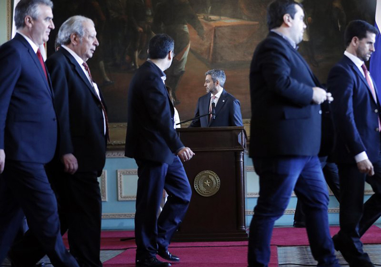 Presidente paraguayo ante fiscales por pacto con Brasil