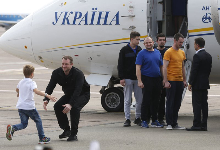 Rusia y Ucrania realizan intercambio de prisioneros