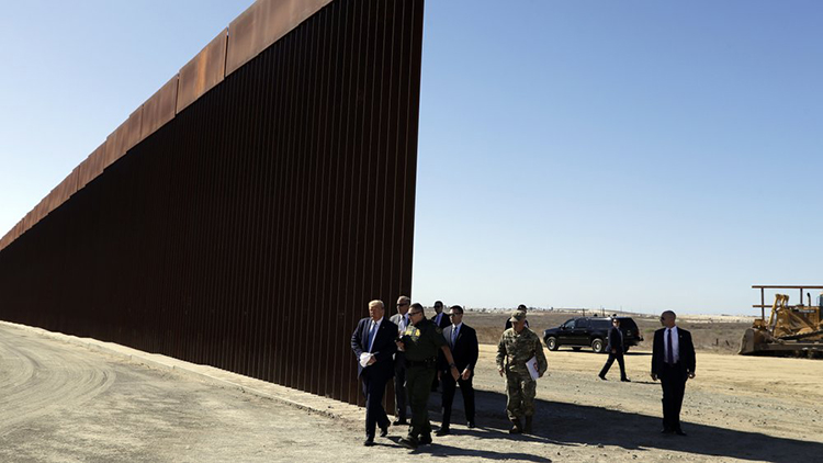 Trump visita muro fronterizo en California