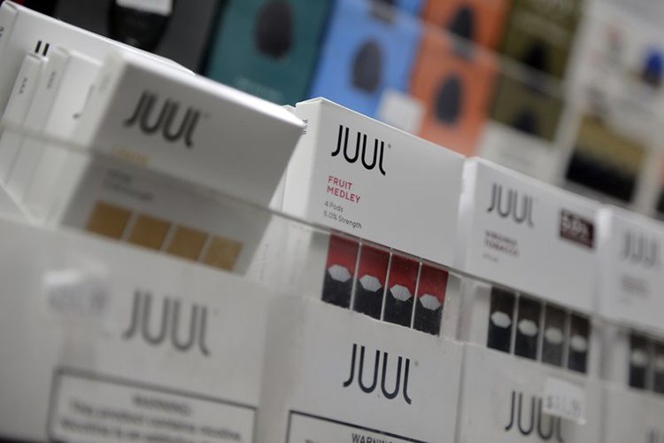 Empresa Juul no hará más publicidad sobre vapeo