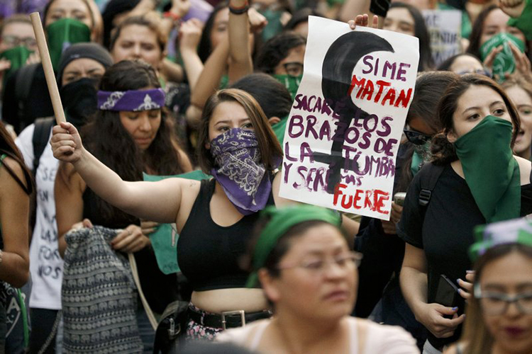 Tensión y destrozos en marcha de mujeres por Ciudad México