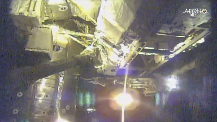 Astronautas inician serie de difíciles reparaciones de EEI