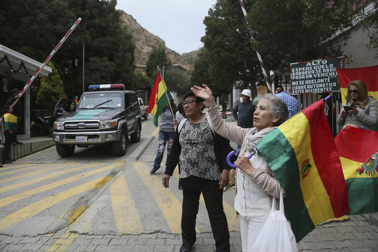 Bolivia expulsa a diplomáticos de España y México