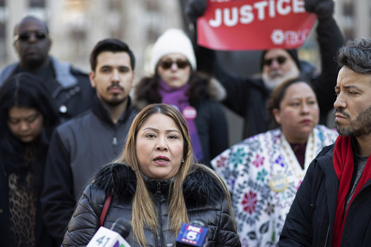 Madre de mexicano baleado por agente de ICE pide justicia