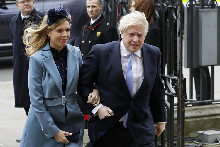 Boris Johnson y su pareja, padres de un niño