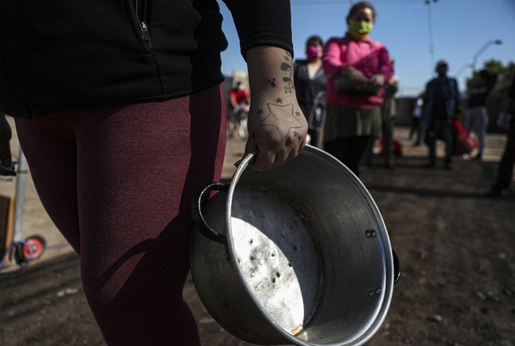 Con “porotada”, donan comida a chilenos necesitados
