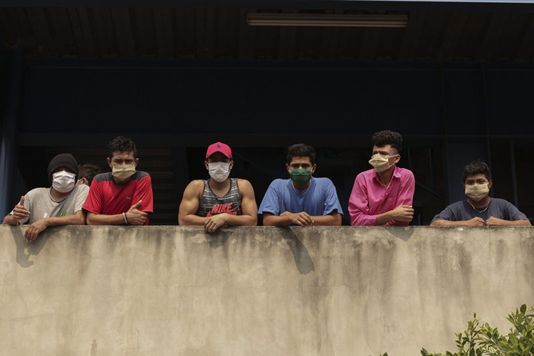 Centros de contención de El Salvador son focos de contagio