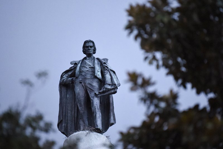 Charleston retira estatua de defensor de la esclavitud