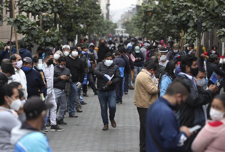 Peruanos salen en masa tras finalizar cuarentena de 106 días