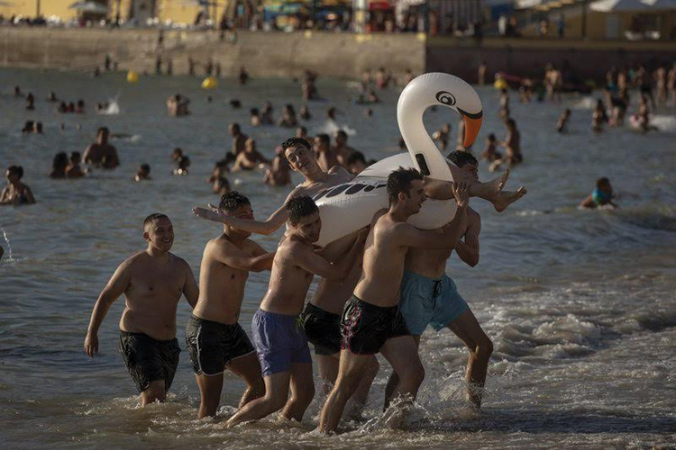 España mira a clubes y playas ante el repunte del virus