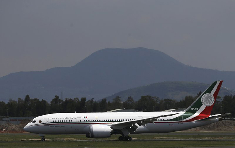 Regresa a México avión presidencial, avanza su venta