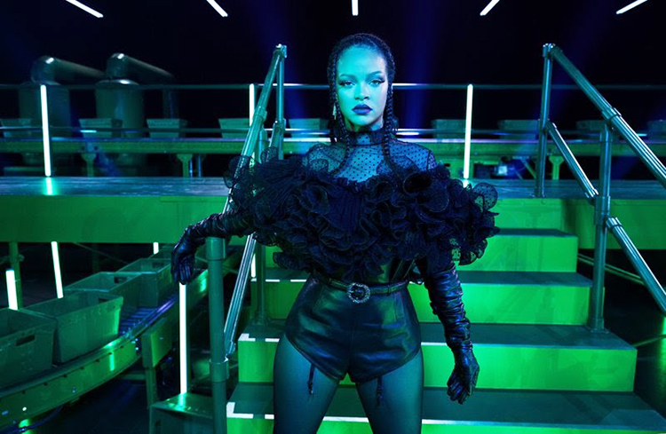 Rihanna quiere animar al mundo con desfile de modas