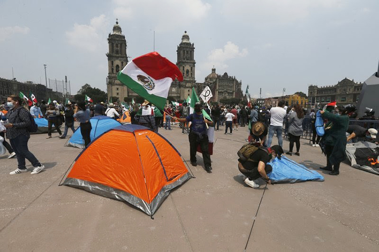 AMLO dice que los manifestantes pueden acampar en el Zócalo