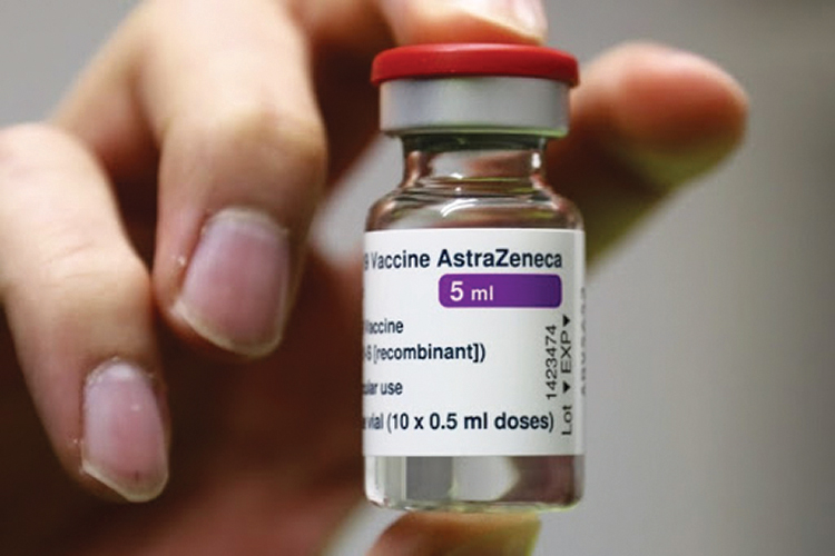 AstraZeneca habría usado datos viejos de vacuna