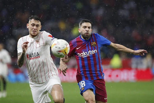 Barcelona cierra un mal 2021 con empate en Sevilla