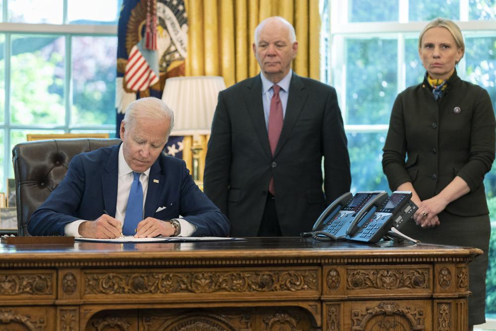 Biden firma ley de “préstamo y arriendo” para Ucrania