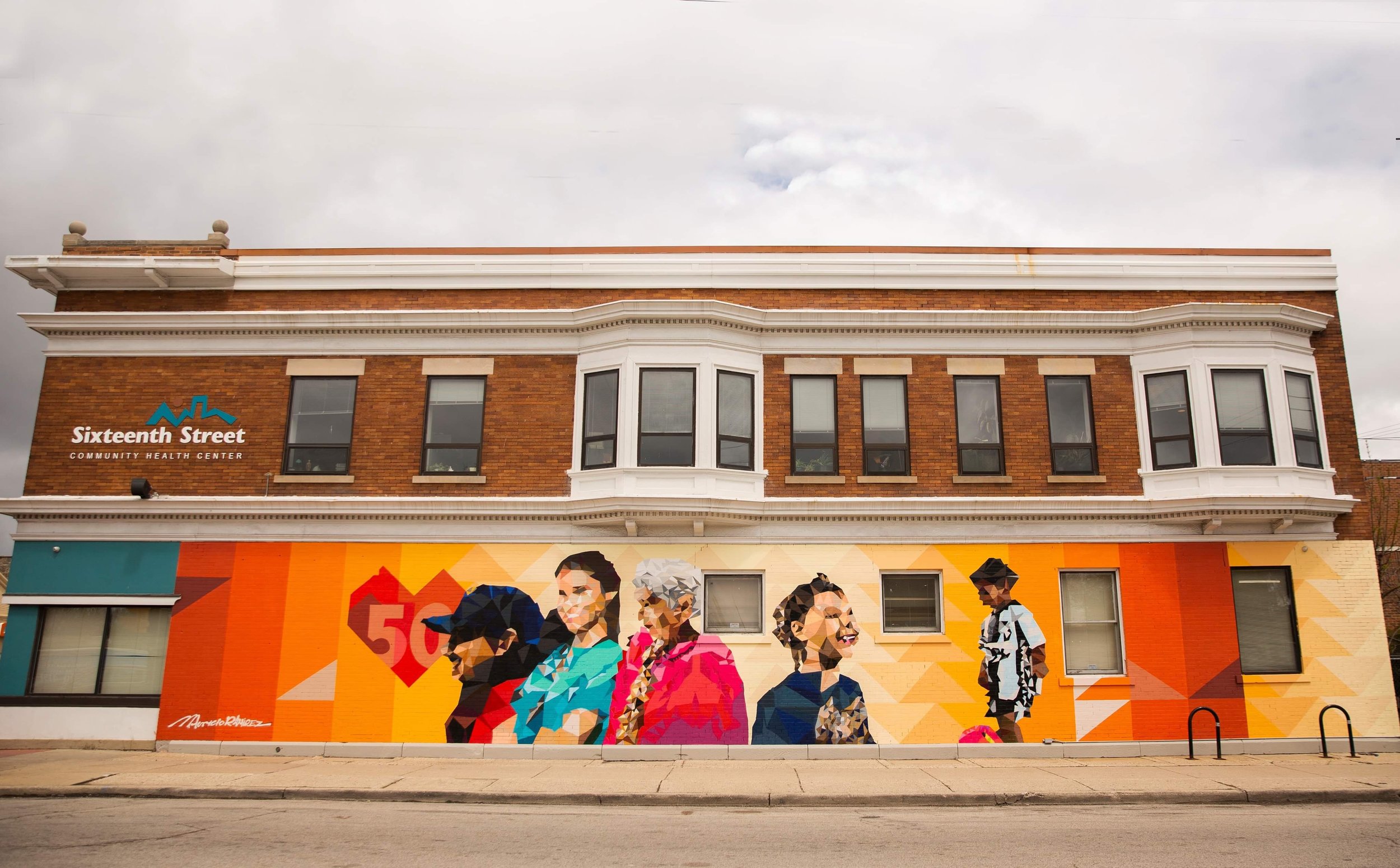 Familias y partidarios de Children’s Wisconsin trabajarán con Mauricio Ramírez en un mural en la nueva clínica cercana al lado sur de Milwaukee