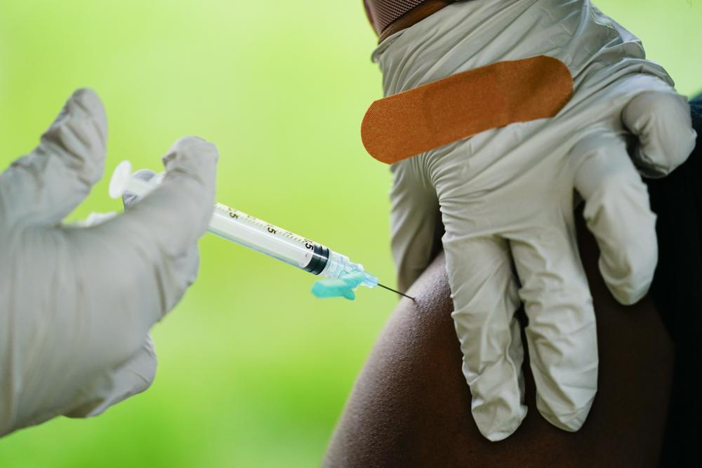 Pfizer busca aprobación de refuerzo actualizado de su vacuna