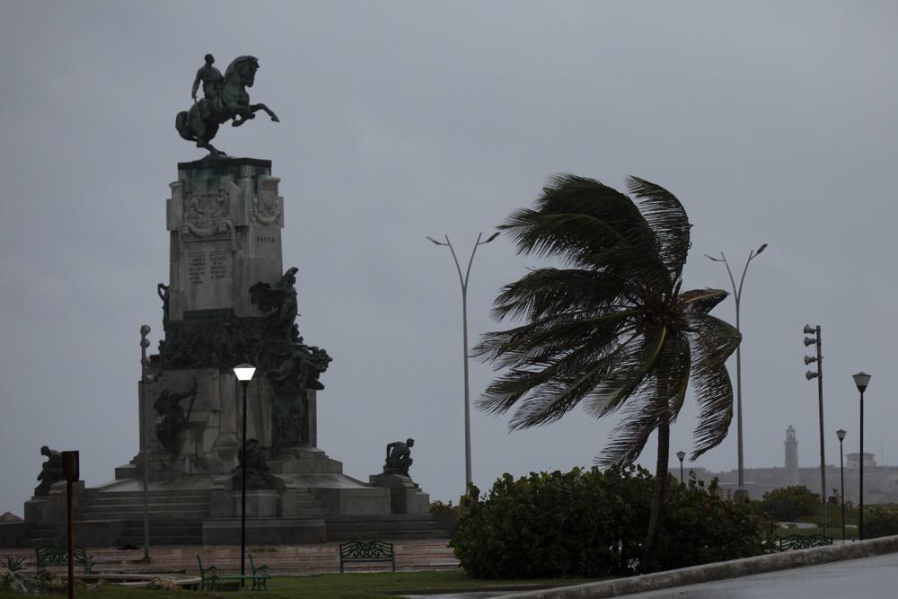 Huracán Ian corta a Cuba por el occidente y deja destrucción