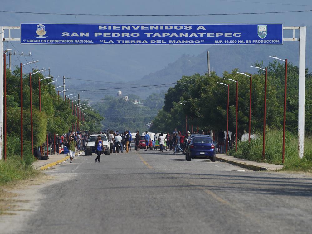 Miles de migrantes se acumulan en pueblo del sur de México