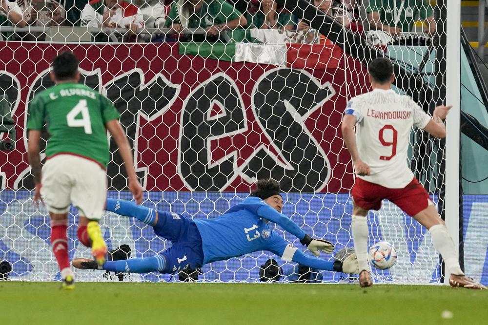 Manos de Ochoa salvan a México ante Polonia en el Mundial