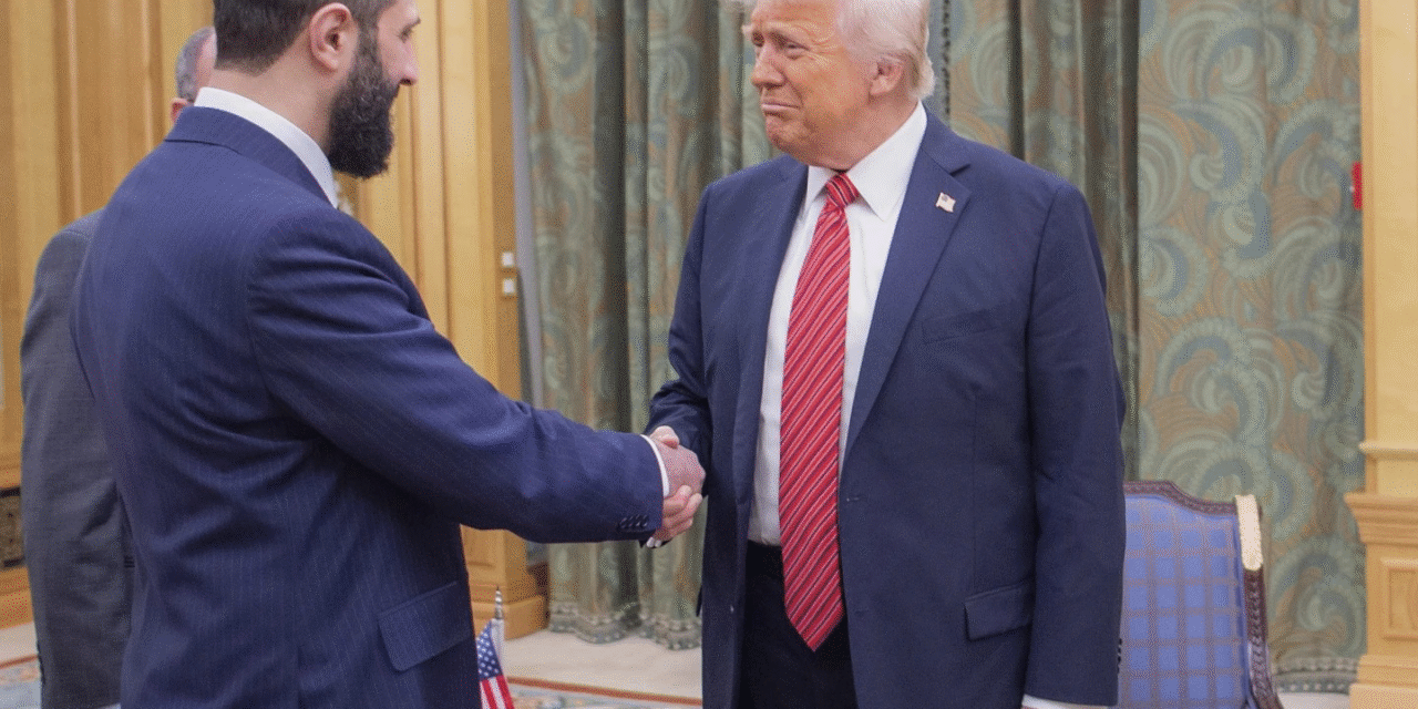 Trump se reúne con el presidente interino de Siria, la primera vez entre los líderes de las naciones en 25 años