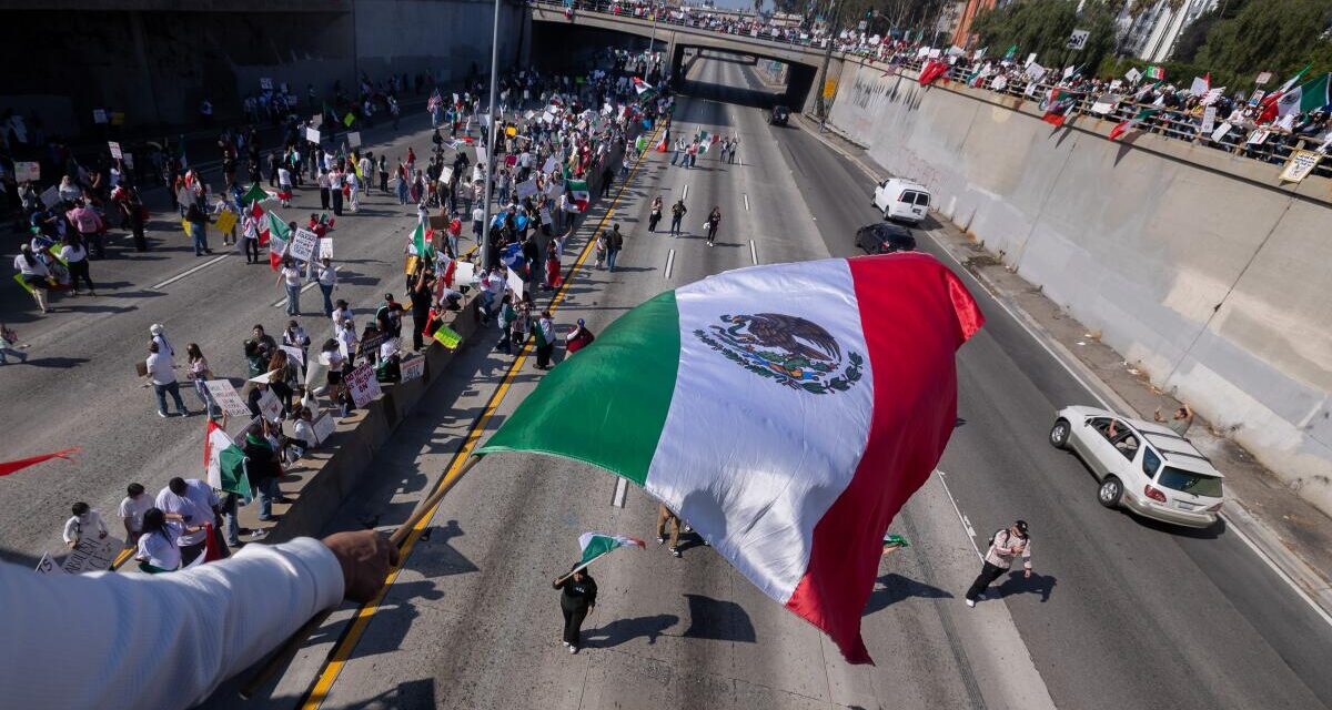 Las protestas de migrantes en California desatan una tormenta política entre México y Estados Unidos